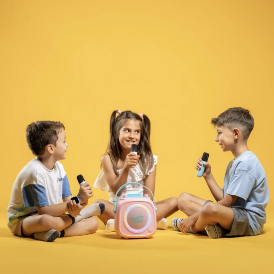 Růžový dětský Kiddoboo bluetooth karaoke set mikrofon a reproduktor KidsVoice Pink s RGB osvětlením a zábavnými efekty pro děti od 3 let.