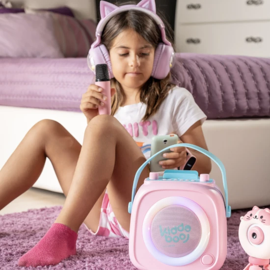 Růžový dětský Kiddoboo bluetooth karaoke set mikrofon a reproduktor KidsVoice Pink s RGB osvětlením a zábavnými efekty pro děti od 3 let.