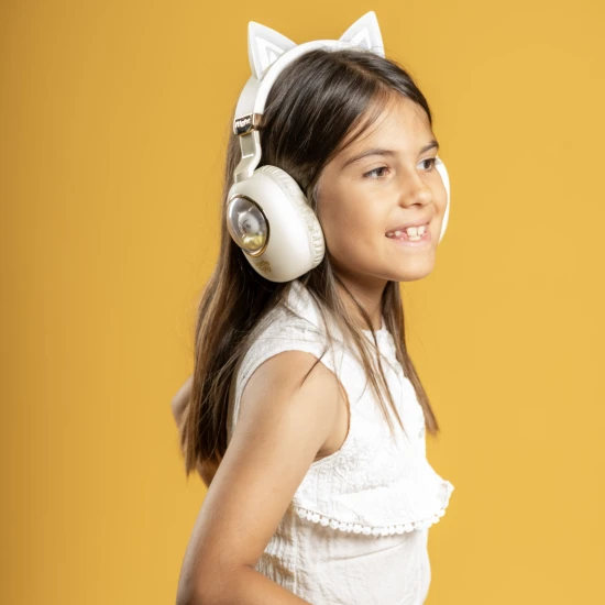 Dětská bezdrátová sluchátka Kiddoboo Delulu Gold s LED světlem a kočičími oušky – bezpečná a stylová sluchátka pro děti od 7 let.