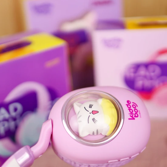 Dětská bezdrátová sluchátka Kiddoboo Delulu Lavender s LED světlem a kočičími oušky – bezpečná a stylová sluchátka pro děti od 7 let.