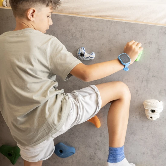 Dětské smart hodinky Kiddoboo x Lagenio Watch 4G v modro-černé barvě s displejem, kamerou a SOS funkcí – bezpečný a hravý doplněk pro děti.