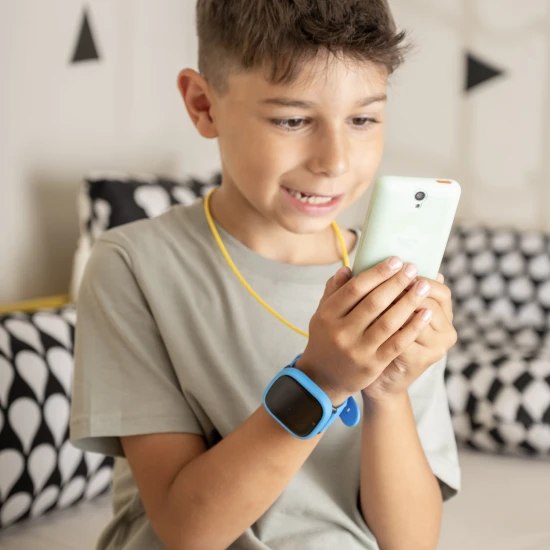 Dětské smart hodinky Kiddoboo x Lagenio Watch 4G v modro-černé barvě s displejem, kamerou a SOS funkcí – bezpečný a hravý doplněk pro děti.