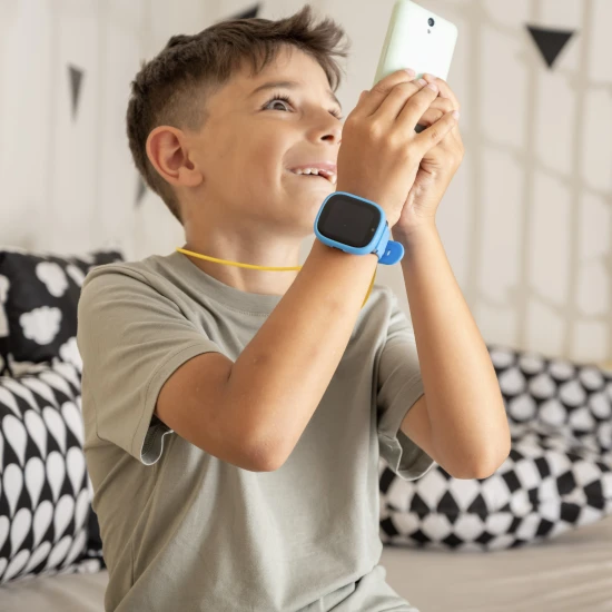 Dětské smart hodinky Kiddoboo x Lagenio Watch 4G v modro-černé barvě s displejem, kamerou a SOS funkcí – bezpečný a hravý doplněk pro děti.