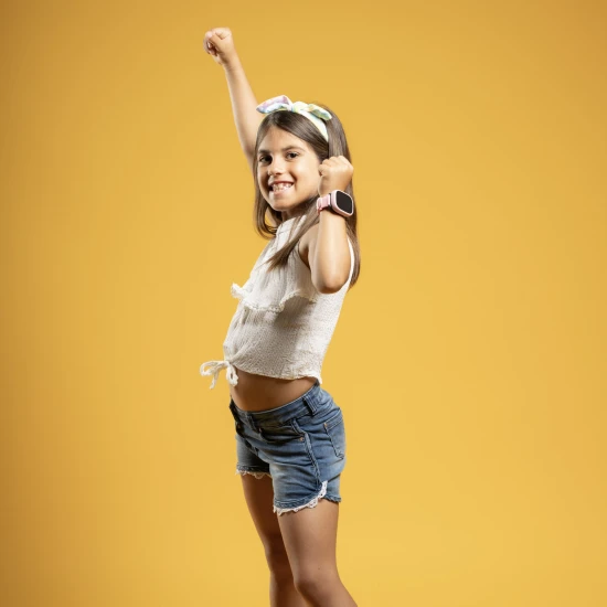 Dětské smart hodinky Kiddoboo x Lagenio WatchMe 4G v růžovo-fialové barvě s displejem, kamerou a SOS funkcí - bezpečný a hravý doplněk pro děti.