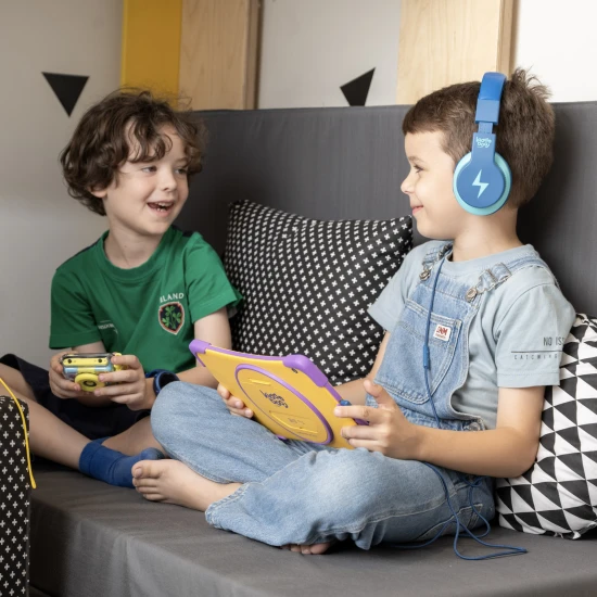 Kiddoboo dětská sluchátka Blue Sky v příjemné modré barvě s omezením hlasitosti a pohodlným designem pro děti od 6 let.