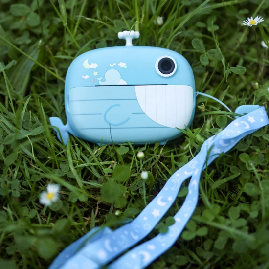Kiddoboo FotoFun 2 Whale Blue dětský fotoaparát - modrý fotoaparát s okamžitým tiskem pro děti, s barevnými fixy a zábavnými fotorámečky.