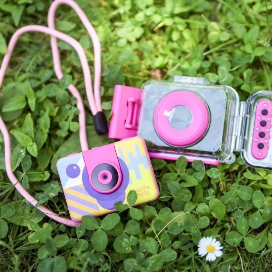Kiddoboo Splash Pink dětská akční kamera - růžová vodotěsná kamera s otočným fotoaparátem a příslušenstvím pro malé dobrodruhy.
