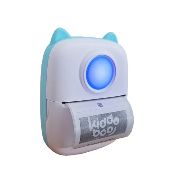 Dětská přenosná tiskárna Kiddoboo FotoPrint – bílá tiskárna s LED osvětlením, samolepícím papírem a barevnými fixy pro kreativní zábavu.