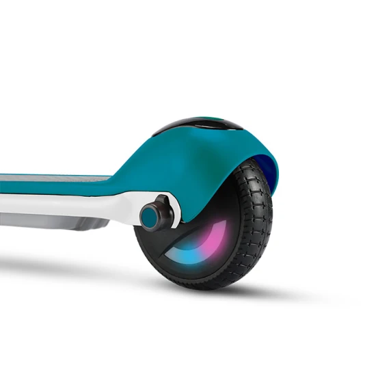 Bílo-zelená dětská elektrická koloběžka Kiddoboo KiddoRider s protiskluzovou podložkou, LED světlem a skládacím rámem - ideální pro děti od 6 let.