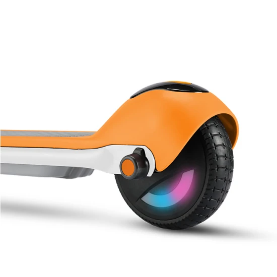 Bílá dětská elektrická koloběžka Kiddoboo KiddoRider s protiskluzovou podložkou, LED světlem a skládacím rámem - ideální pro děti od 6 let.