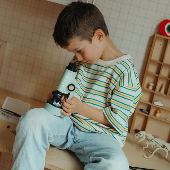 KIDYMICROSCOPE – Prenosny mikroskop pro deti | Zeleny vzdelavaci mikroskop Prenosny mikroskop KIDYMICROSCOPE zeleny – detsky vedecky mikroskop se zvetsenim a osvetlenim
