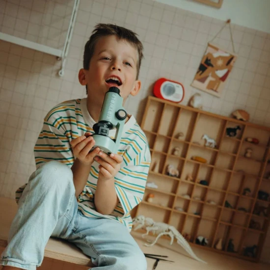 KIDYMICROSCOPE – Prenosny mikroskop pro deti | Zeleny vzdelavaci mikroskop Prenosny mikroskop KIDYMICROSCOPE zeleny – detsky vedecky mikroskop se zvetsenim a osvetlenim