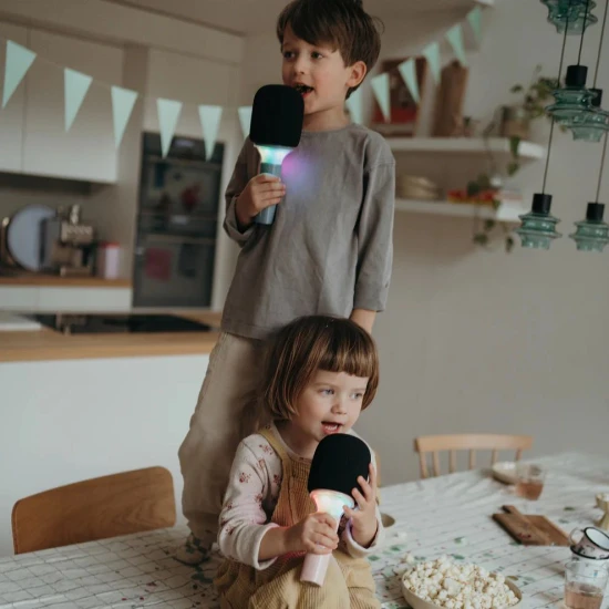 Kidywolf Mikrofon Kidymic Modrý Dětský karaoke mikrofon KIDYMIC s LED osvětlením a měničem hlasu pro dokonalou zábavu