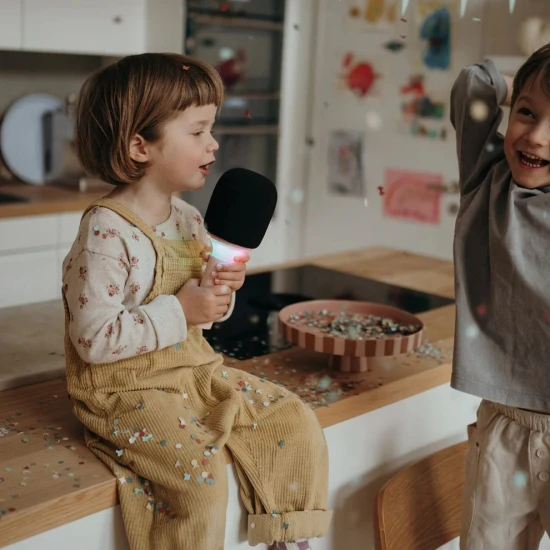 Dětský karaoke mikrofon KIDYMIC s LED osvětlením a měničem hlasu pro dokonalou zábavu