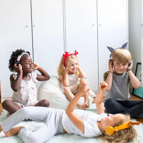 Kidywolf Dětská audio sluchátka Lišák Originální sluchátka Lišák potěší malé posluchače. Děti mohou sdílet hudbu s kamarády.