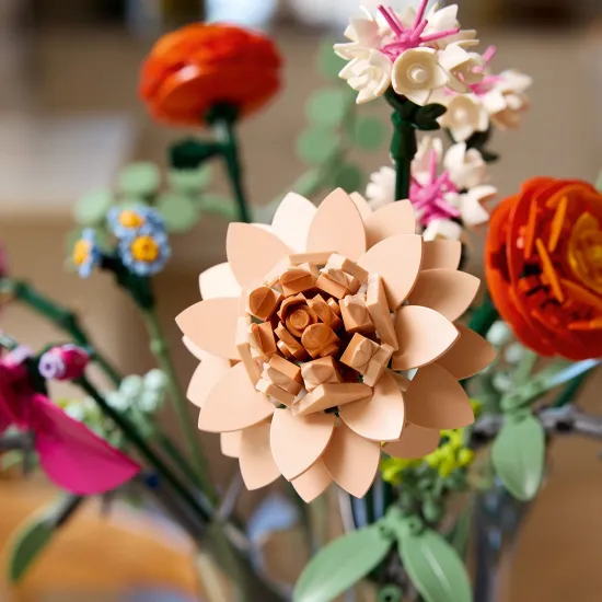 LEGO Botanicals 10342 Krásná kytice růžových květin LEGO Botanicals – nádherná kytice růžových květů