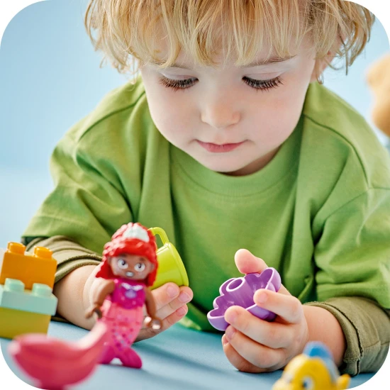 LEGO DUPLO stavebnice s Ariel a Šupinkou u hravého stánku s kávou