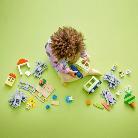 LEGO DUPLO 10427 Interaktivní dobrodružný vláček Interaktivní LEGO vláček prochází kolem jezera s kačenkami a parku plného života, vydávající zvuky a světelné efekty.