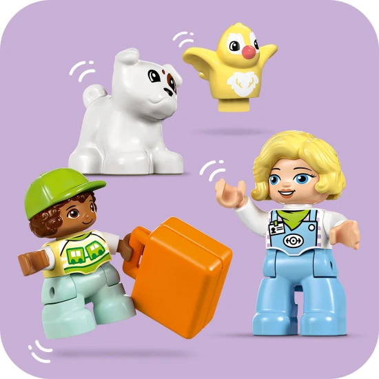 LEGO DUPLO 10427 Interaktivní dobrodružný vláček Interaktivní LEGO vláček prochází kolem jezera s kačenkami a parku plného života, vydávající zvuky a světelné efekty.