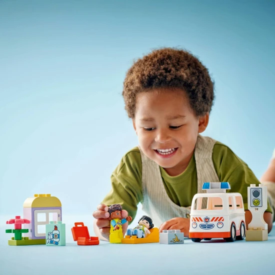 LEGO DUPLO 10447 Sanitka a řidič LEGO DUPLO sanitka a řidič s figurkami dívky, řidiče a sanitky, dětská stavebnice pro rozvoj sociálních dovedností a motoriky.