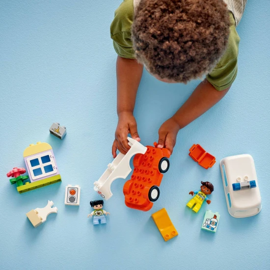 LEGO DUPLO 10447 Sanitka a řidič LEGO DUPLO sanitka a řidič s figurkami dívky, řidiče a sanitky, dětská stavebnice pro rozvoj sociálních dovedností a motoriky.