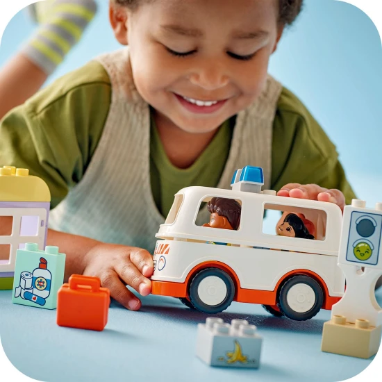LEGO DUPLO 10447 Sanitka a řidič LEGO DUPLO sanitka a řidič s figurkami dívky, řidiče a sanitky, dětská stavebnice pro rozvoj sociálních dovedností a motoriky.