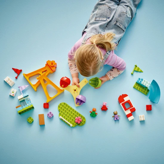 LEGO DUPLO Zábavní park s figurkami Peppy, Cili a Danyho na ruském kole a skluzavce.