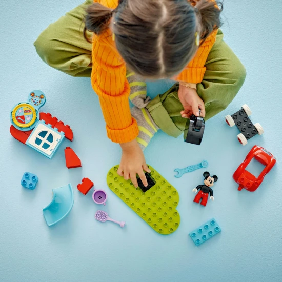 LEGO DUPLO Mickey Mouseův klub s interaktivním kolem a sestavitelným autíčkem	
