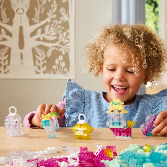 Kreativní LEGO Classic stavebnice s průsvitnými kostkami pro nekonečné možnosti stavění. 