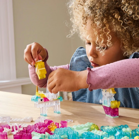 Kreativní LEGO Classic stavebnice s průsvitnými kostkami pro nekonečné možnosti stavění. 