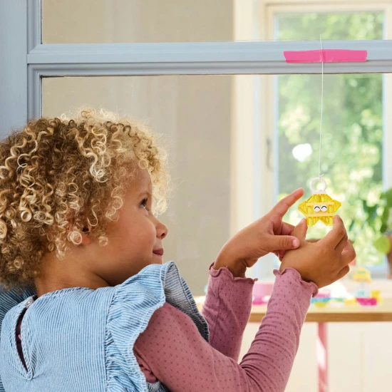 Kreativní LEGO Classic stavebnice s průsvitnými kostkami pro nekonečné možnosti stavění. 