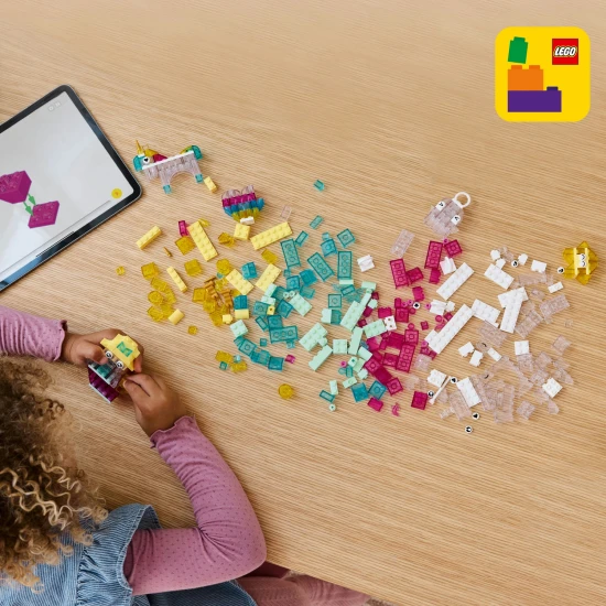 Kreativní LEGO Classic stavebnice s průsvitnými kostkami pro nekonečné možnosti stavění. 