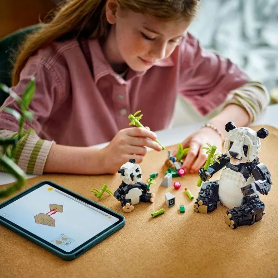 LEGO CREATOR 31165 Divoká zvířata: Pandia rodinka LEGO CREATOR Divoká zvířata: Pandia rodinka – panda s mládětem v džungli a různé přestavitelné zvířecí modely