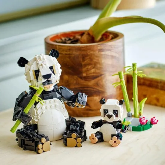 LEGO CREATOR 31165 Divoká zvířata: Pandia rodinka LEGO CREATOR Divoká zvířata: Pandia rodinka – panda s mládětem v džungli a různé přestavitelné zvířecí modely