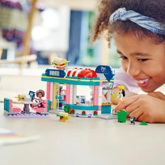 LEGO Friends Bistro v centru městečka Heartlake LEGO Friends Bistro v městečku Heartlake – zábava pro děti od 6 let