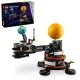LEGO® Technic Planeta Země a Měsíc na oběžné dráze (42179) – model se zobrazením oběžné dráhy a rotací, včetně funkčního klikového hřídele a obrázků fází Měsíce