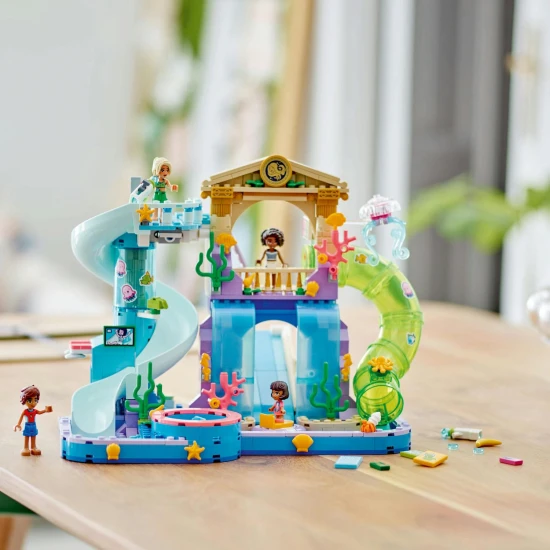 LEGO Friends Aquapark v městečku Heartlake Leo, Alba, Aliya a Sara si užívají zábavy v aquaparku. Děti zkoušejí různé tobogány včetně zatočeného, uzavřeného a tobogánu s pákou.