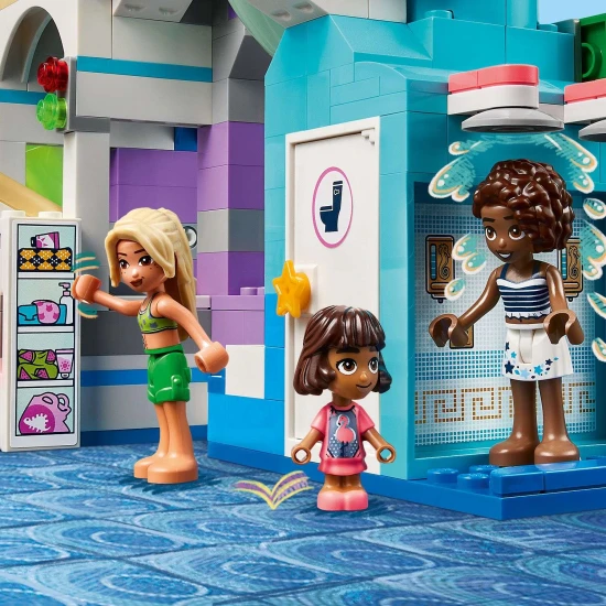 LEGO Friends Aquapark v městečku Heartlake Leo, Alba, Aliya a Sara si užívají zábavy v aquaparku. Děti zkoušejí různé tobogány včetně zatočeného, uzavřeného a tobogánu s pákou.