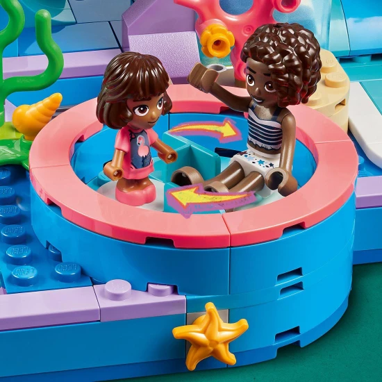 LEGO Friends Aquapark v městečku Heartlake Leo, Alba, Aliya a Sara si užívají zábavy v aquaparku. Děti zkoušejí různé tobogány včetně zatočeného, uzavřeného a tobogánu s pákou.