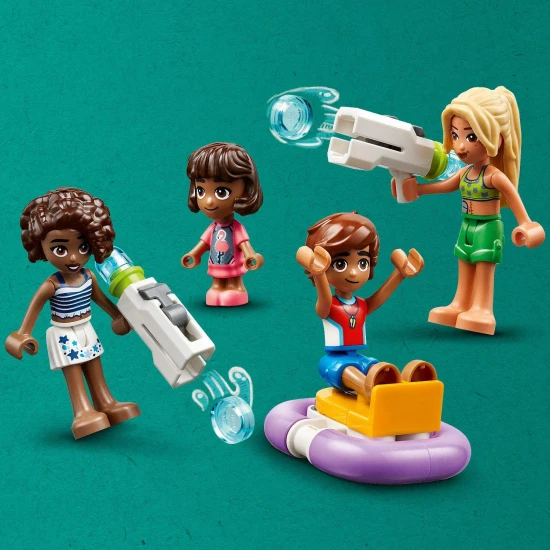 LEGO Friends Aquapark v městečku Heartlake Leo, Alba, Aliya a Sara si užívají zábavy v aquaparku. Děti zkoušejí různé tobogány včetně zatočeného, uzavřeného a tobogánu s pákou.