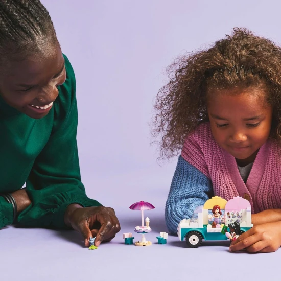 LEGO® Friends 42644 Zmrzlinářské auto – Hračky pro děti s minipanenkami, zajíčkem a zmrzlinovými doplňky.