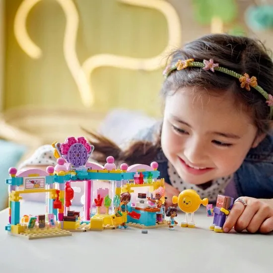 LEGO Friends 42649 Cukrárna v městečku Heartlake LEGO® Friends 42649 Cukrárna v městečku Heartlake se 3 postavami a zábavnými doplňky na hraní.