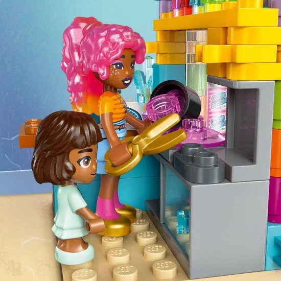 LEGO Friends 42649 Cukrárna v městečku Heartlake LEGO® Friends 42649 Cukrárna v městečku Heartlake se 3 postavami a zábavnými doplňky na hraní.