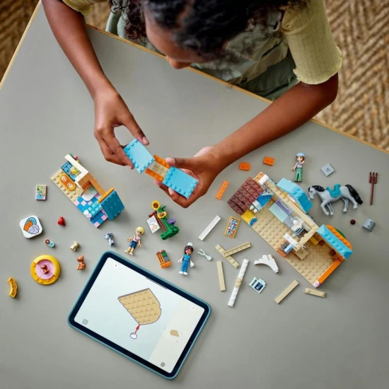 LEGO Friends 42651 – Veterinární klinika pro koně a domácí mazlíčky s minipanenky, koněm, psy a kočkou