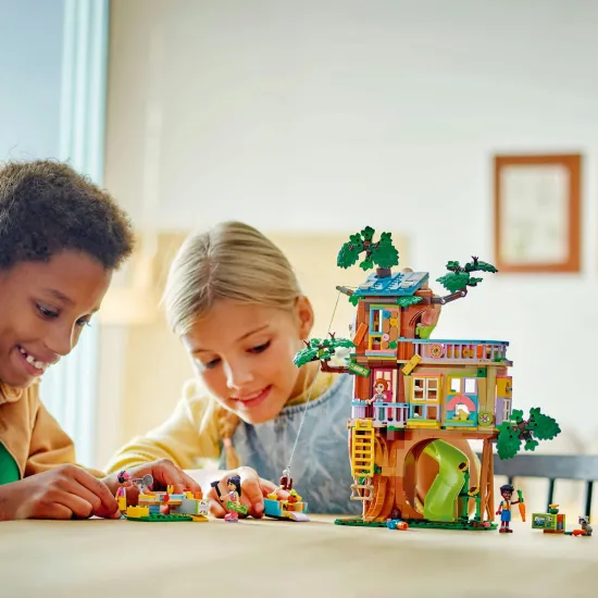 LEGO® Friends 42652 Dům přátelství na stromě s minipanenkami a zvířátky