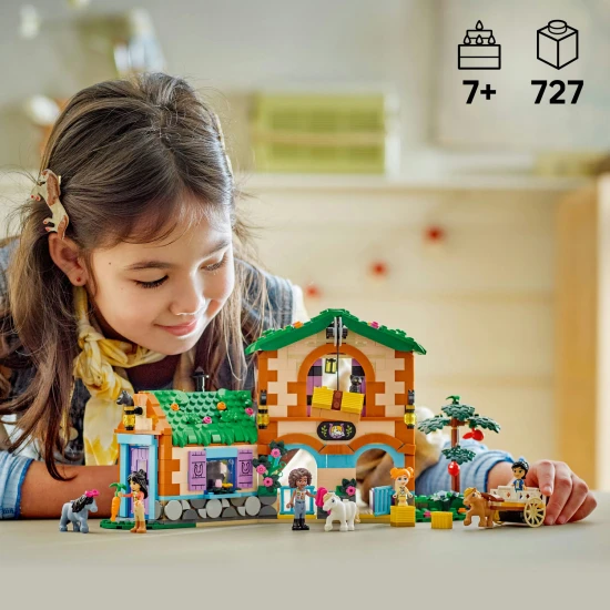 LEGO Friends 42654 Ranč s poníky a stáj – minipanenky, poníci, kočka, vozík a doplňky pro kreativní hru