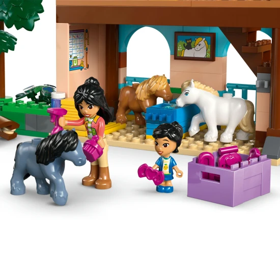 LEGO Friends 42654 Ranč s poníky a stáj – minipanenky, poníci, kočka, vozík a doplňky pro kreativní hru
