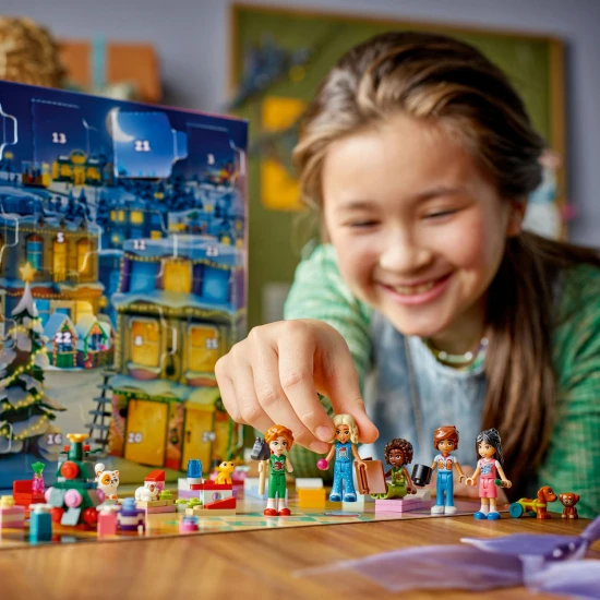 LEGO Friends Adventní kalendář 2025 42668 – 5 postaviček, 5 zvířátek a 24 překvapení se svátečními aktivitami