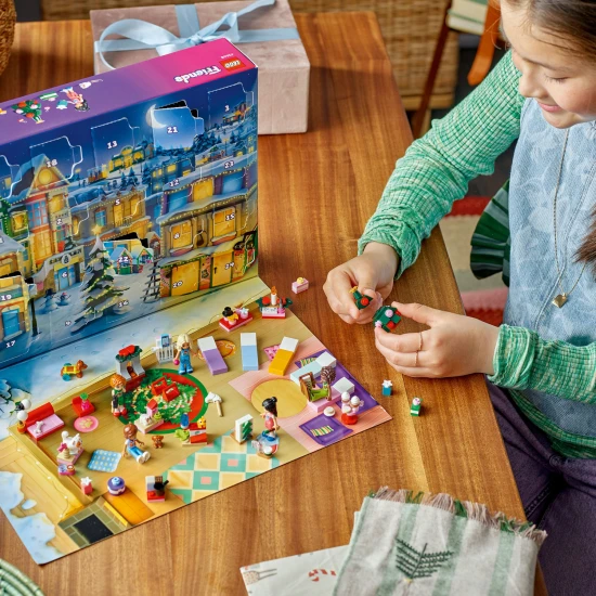 LEGO Friends Adventní kalendář 2025 42668 – 5 postaviček, 5 zvířátek a 24 překvapení se svátečními aktivitami