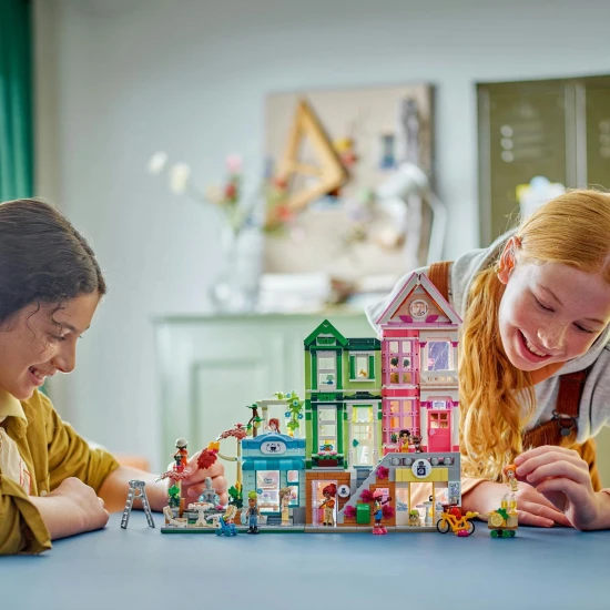 LEGO® Friends 42670 Apartmány a obchody Heartlake - tvůrčí stavebnice s 9 postavami, pekárnou, keramickým studiem a dalšími detaily.